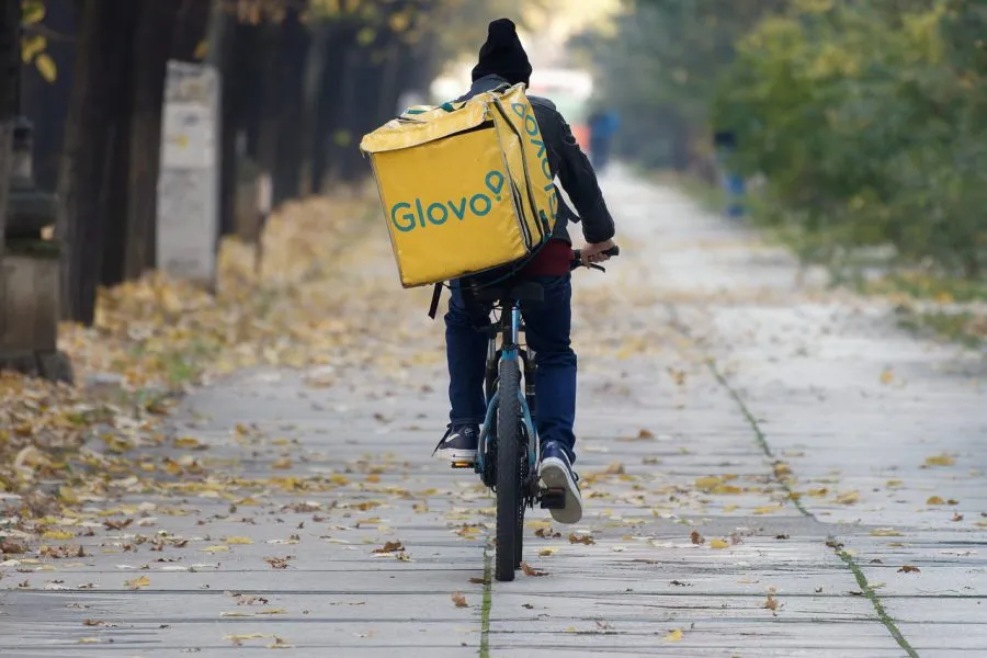 Praca w Glovo: jak zacząć karierę jako kurier?