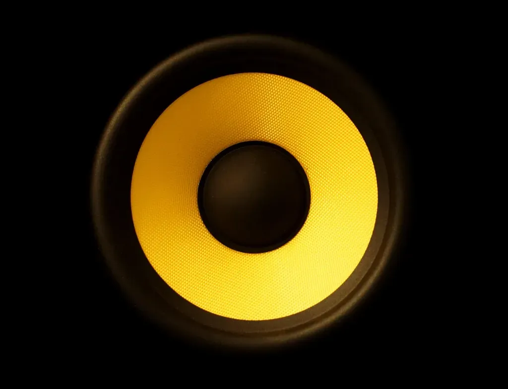 Kolumny centralne i kolumny aktywne – jak wybrać odpowiednie rozwiązanie do domowego systemu audio?