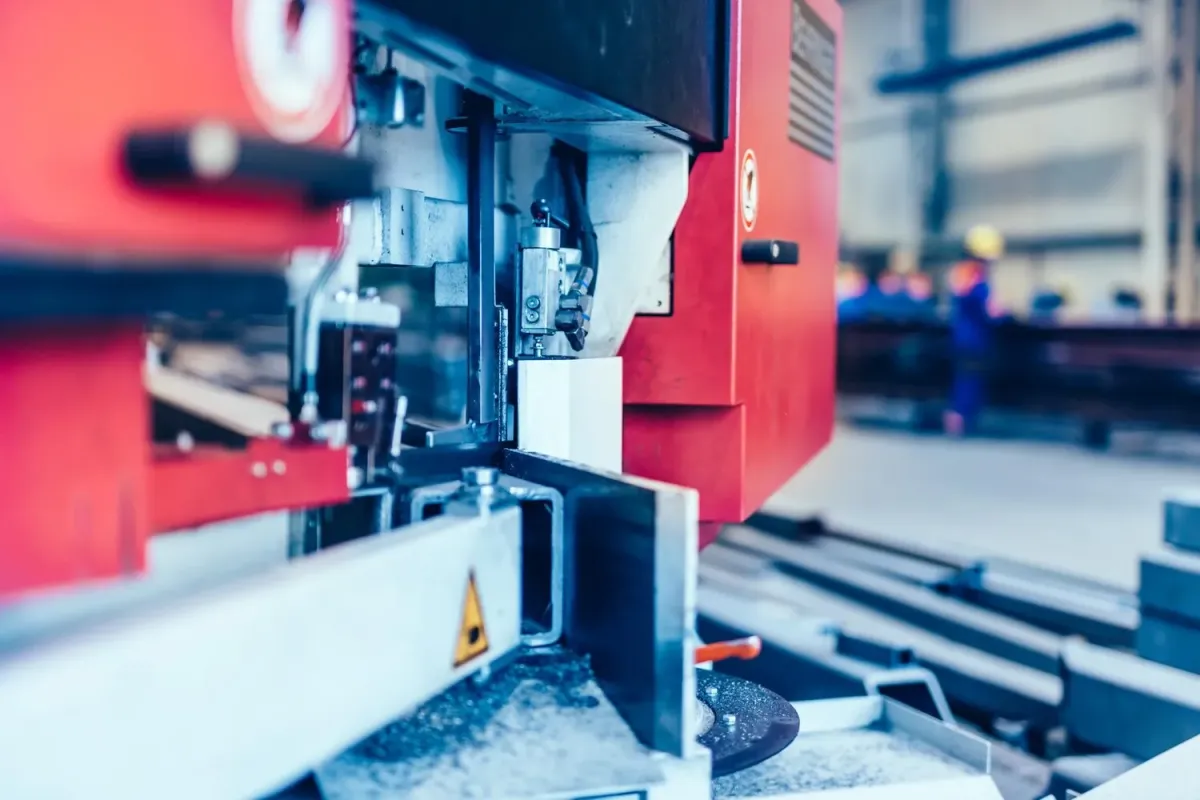 Wynajem maszyn CNC: Elastyczne rozwiązanie od dystrybutora czy stała inwestycja?