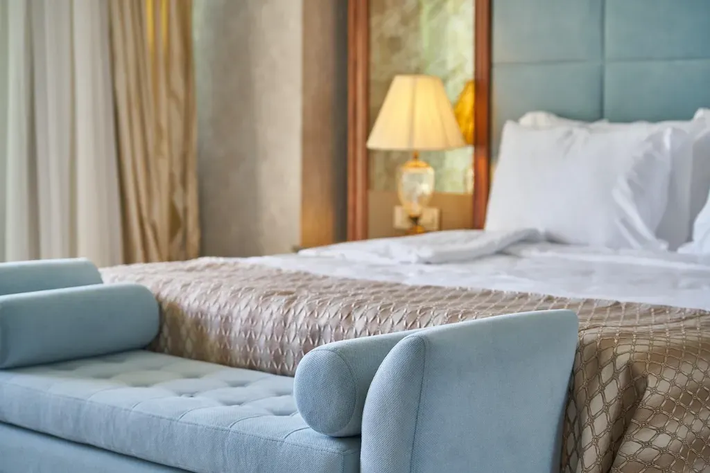 Meble sklepowe i producent mebli hotelowych – jak wybrać rozwiązania dopasowane do potrzeb biznesu?